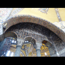 Offensichtlich Reste der alten Mosaiken und Bemalungen